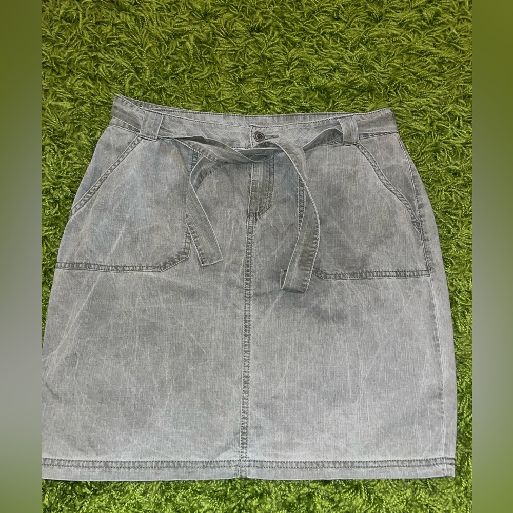 Sonoma Light Skirt front and back pockets